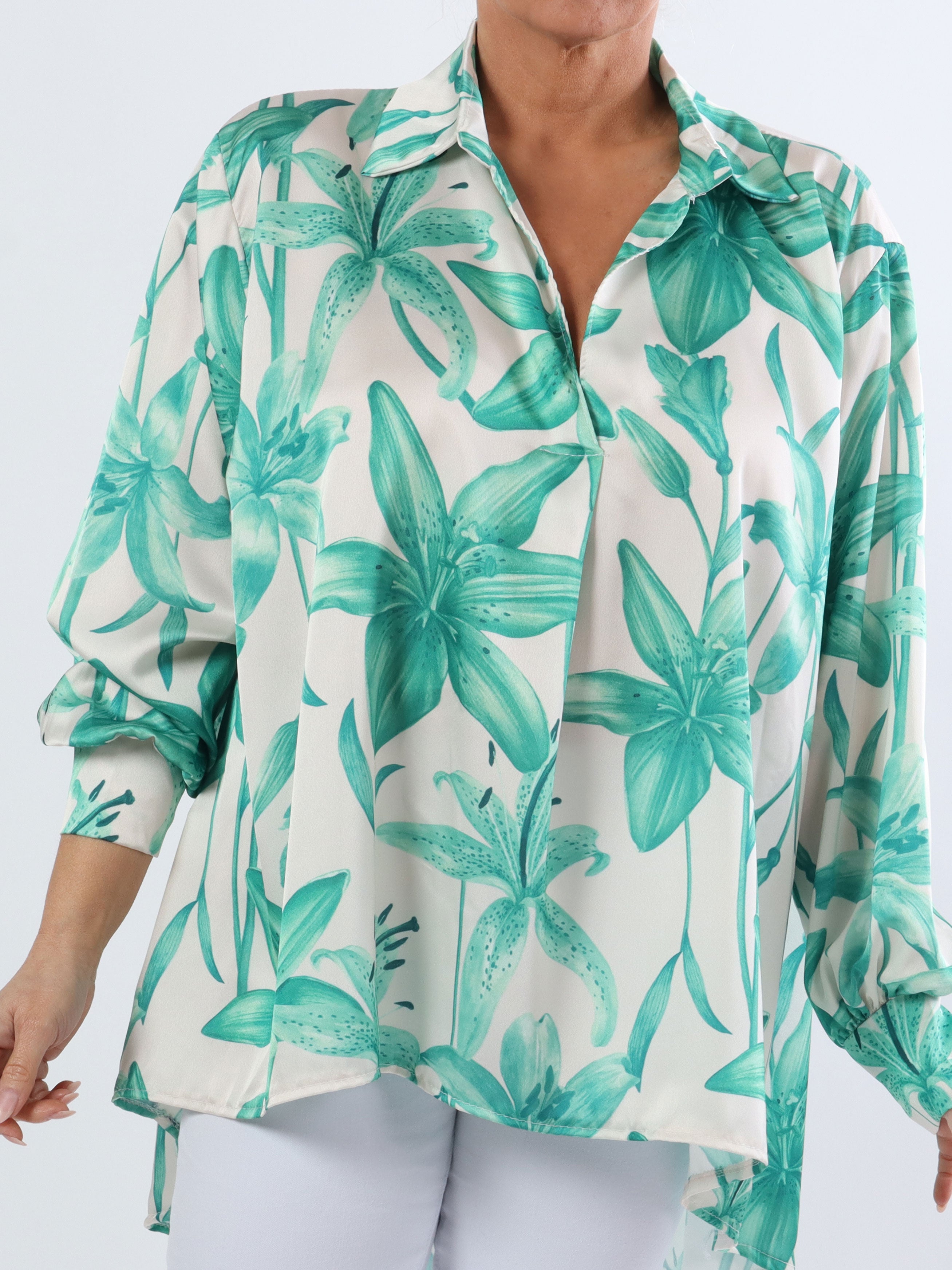 Paradise - Sød plus size skjorte i silkelook med liljemotiver